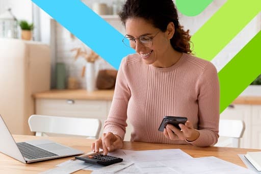 Mujer sentada haciendo cálculos sobre Prestamos personales
